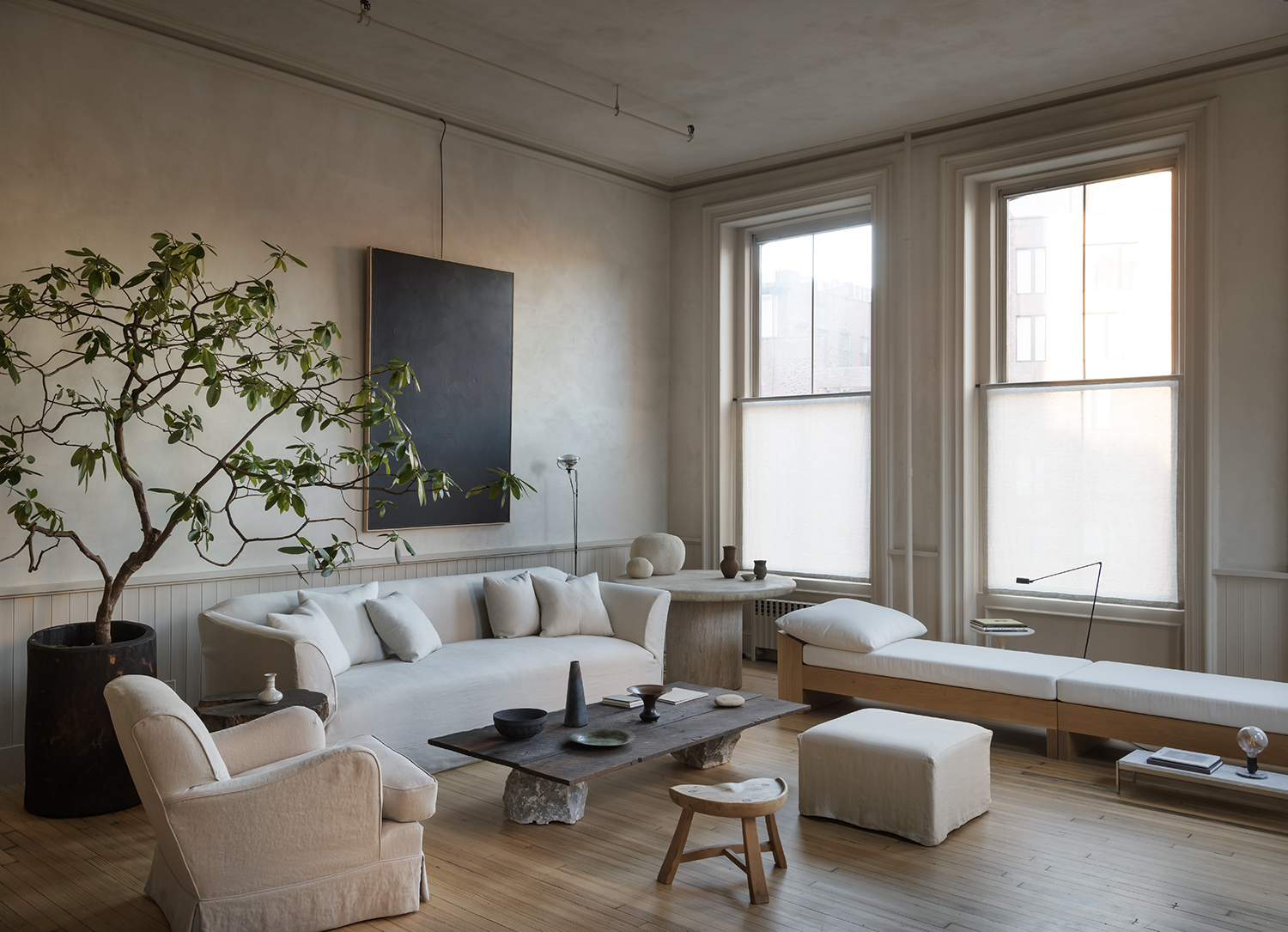 sala de estar com vaso de planta em estilo minimaluxe