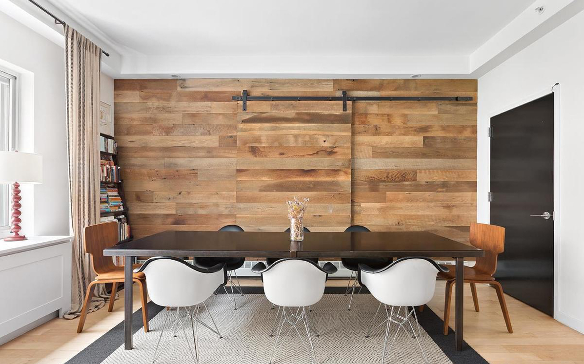 sala de jantar com painel de madeira na parede de destaque
