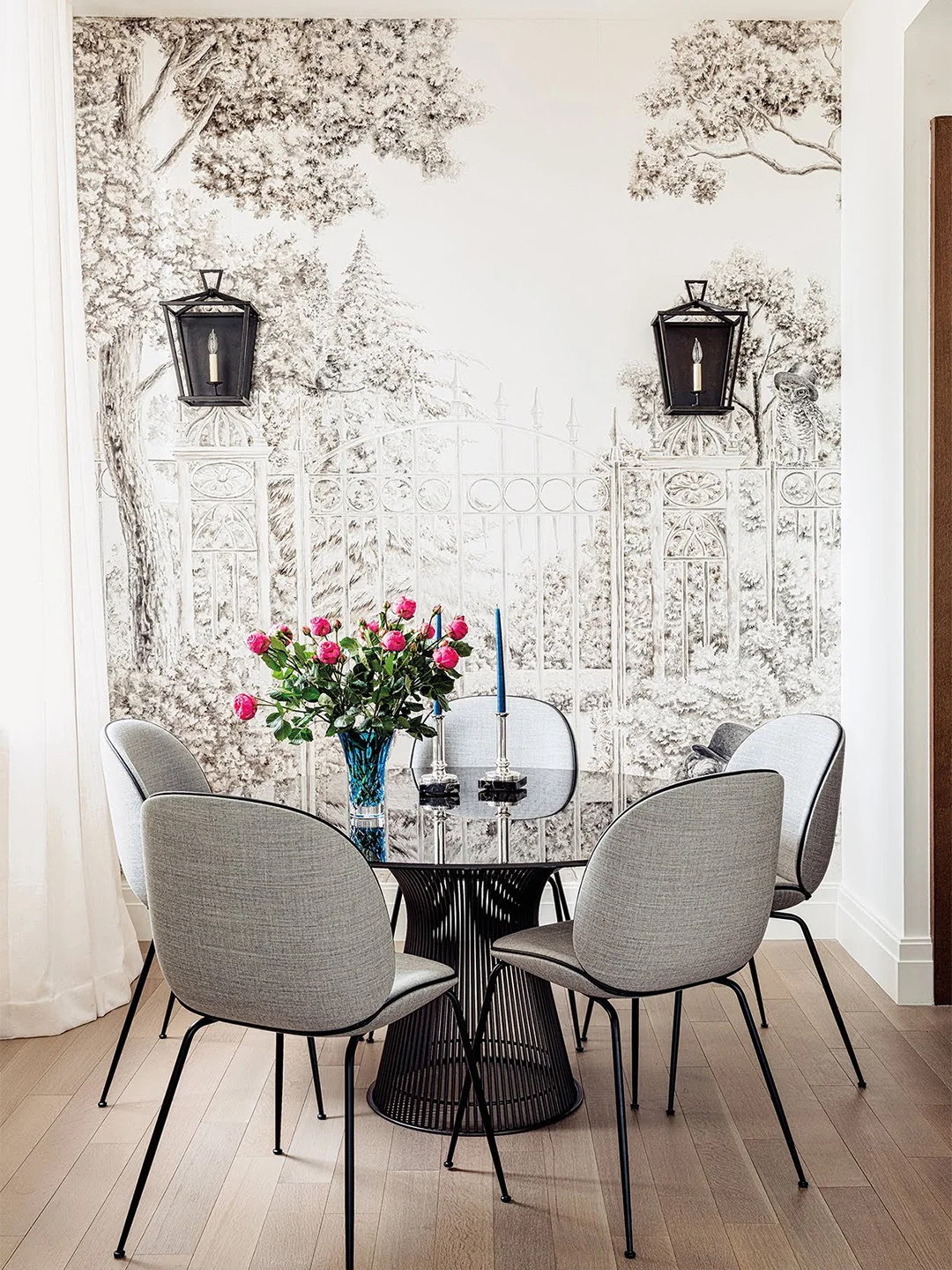 sala de jantar com papel de parede em parede de destaque
