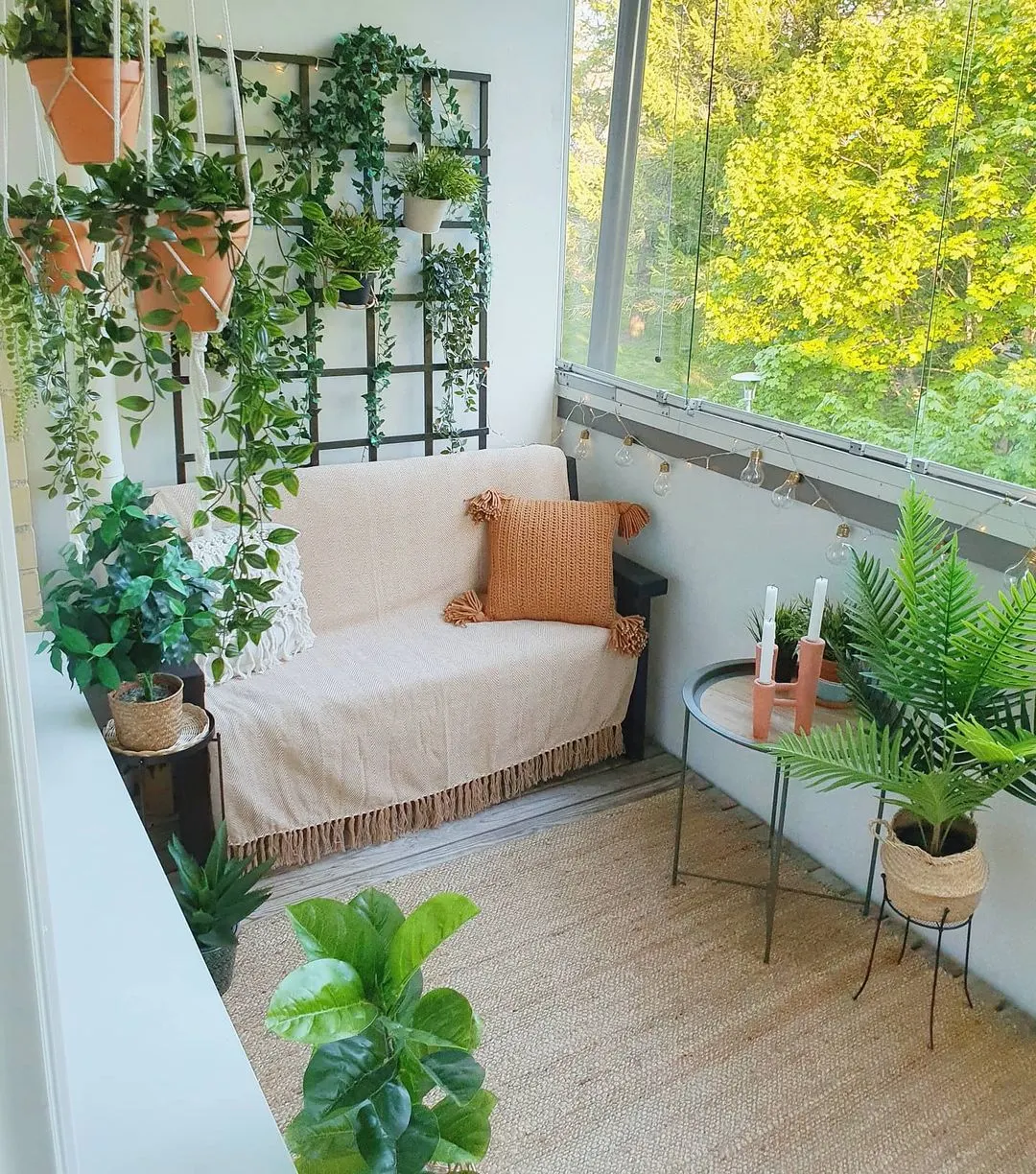 varanda pequena com vários vasos de plantas