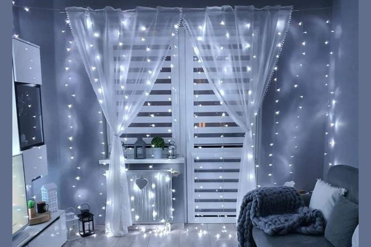Cordão de luzes traz charme à decoração cortinas