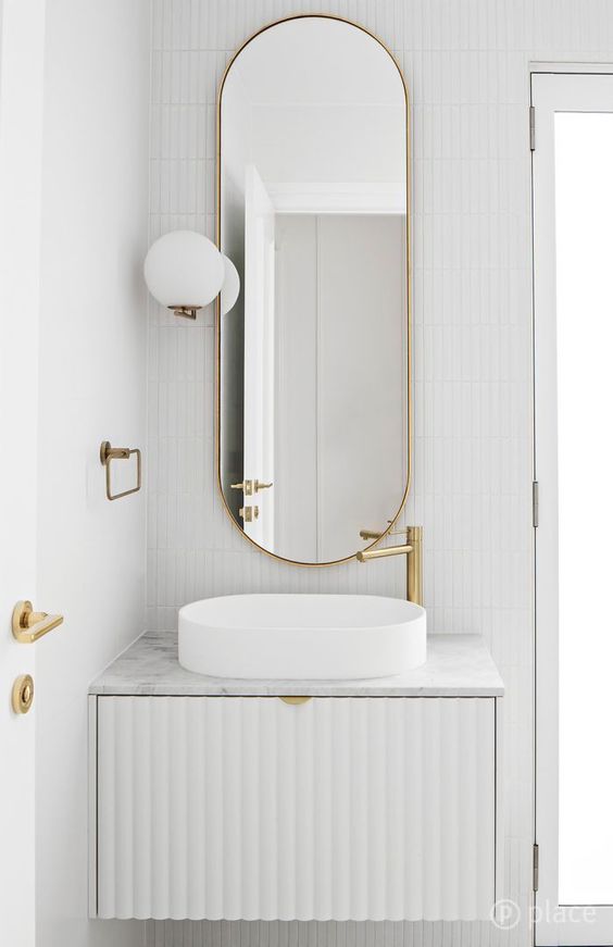 banheiro branco com dourado