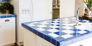 azulejos coloridos em bancada de cozinha