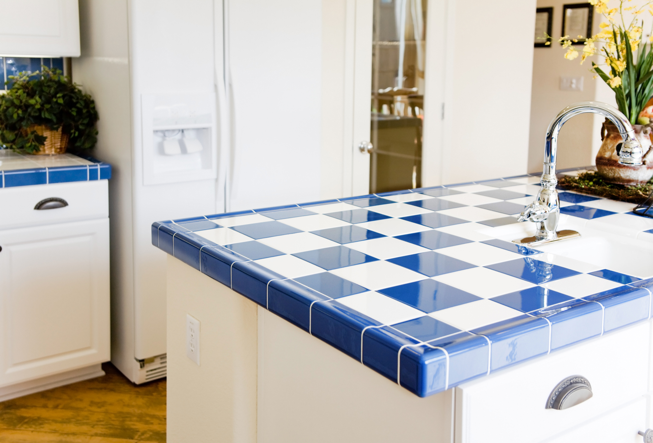 azulejos coloridos em bancada de cozinha