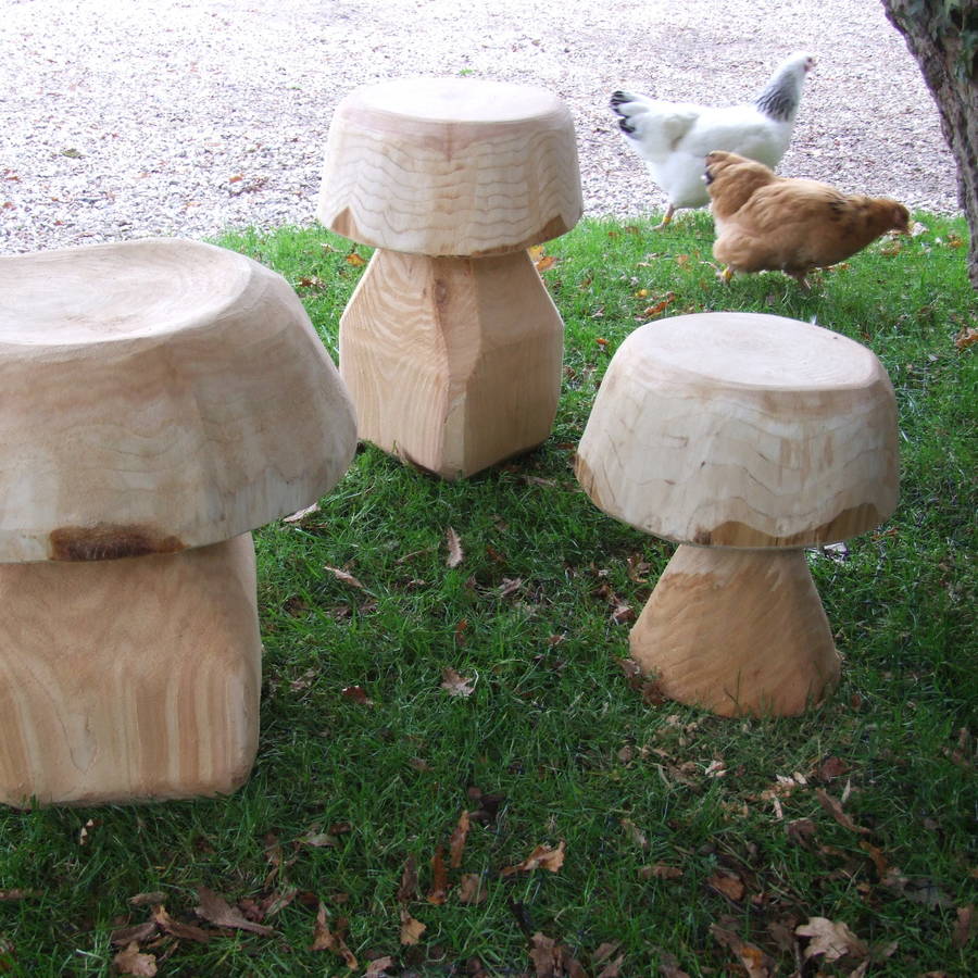 banquetas em forma de cogumelos no quintal