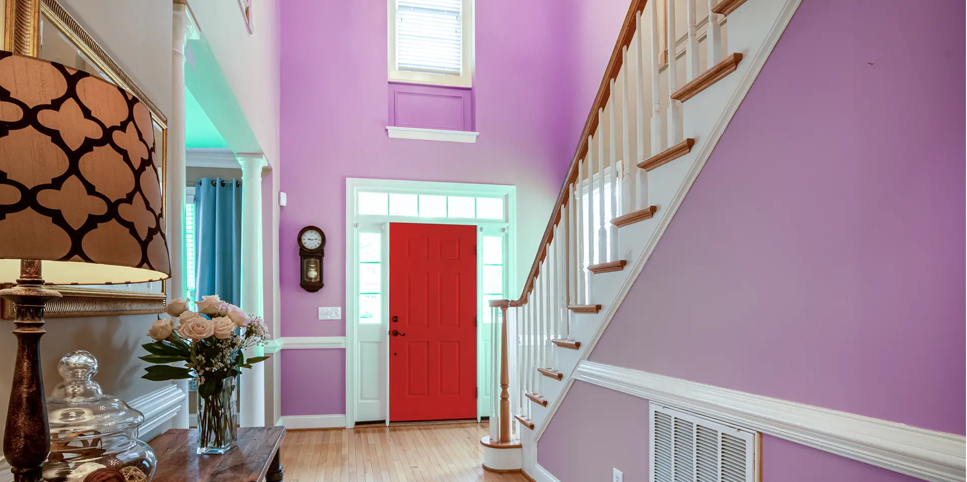 casa decorada em lilás com porta de entrada vermelha
