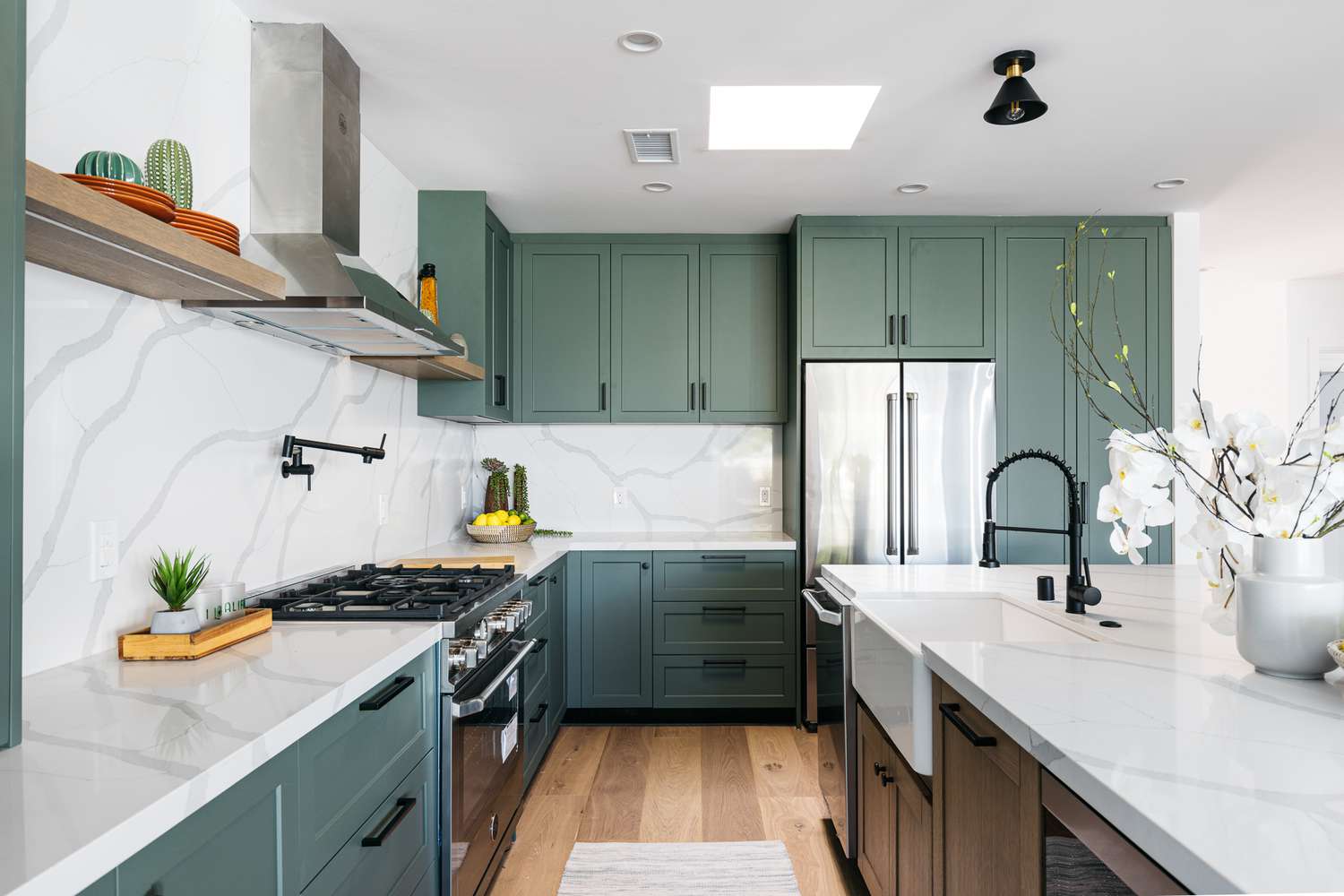 cozinha com armários verdes