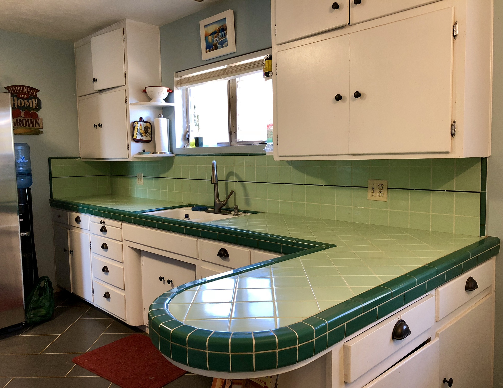 cozinha com bancada de azulejos coloridos