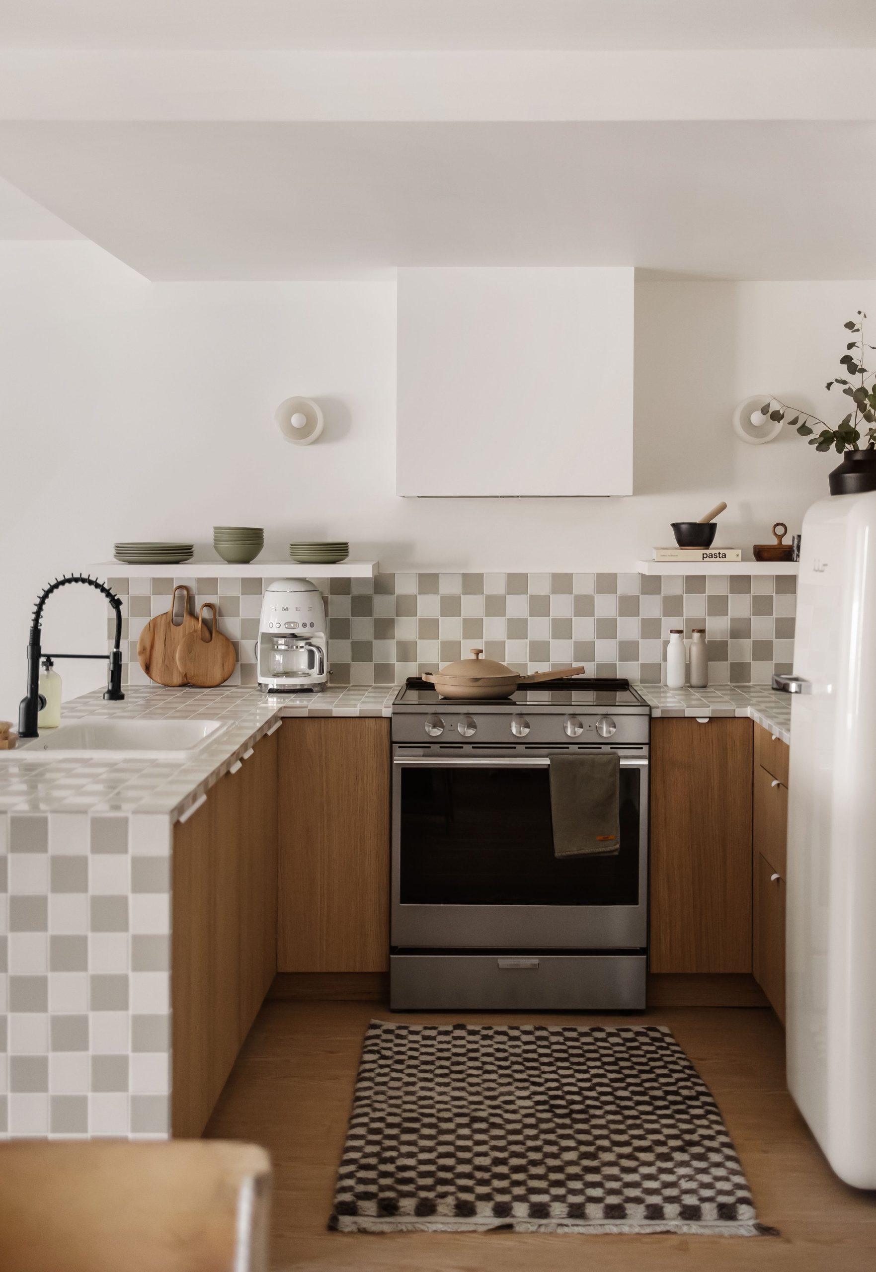 cozinha com bancada de azulejos