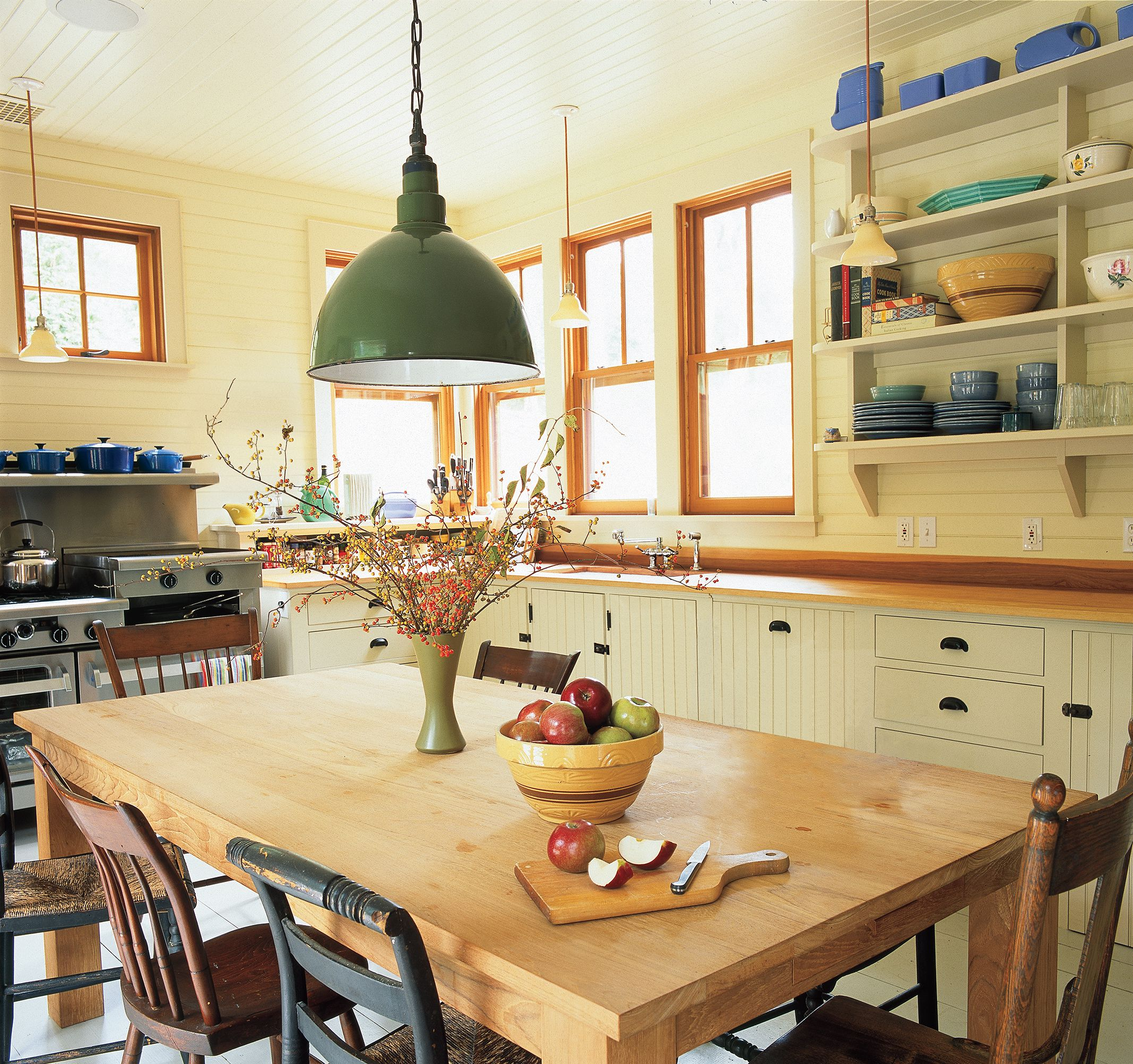 cozinha com mesa de madeira