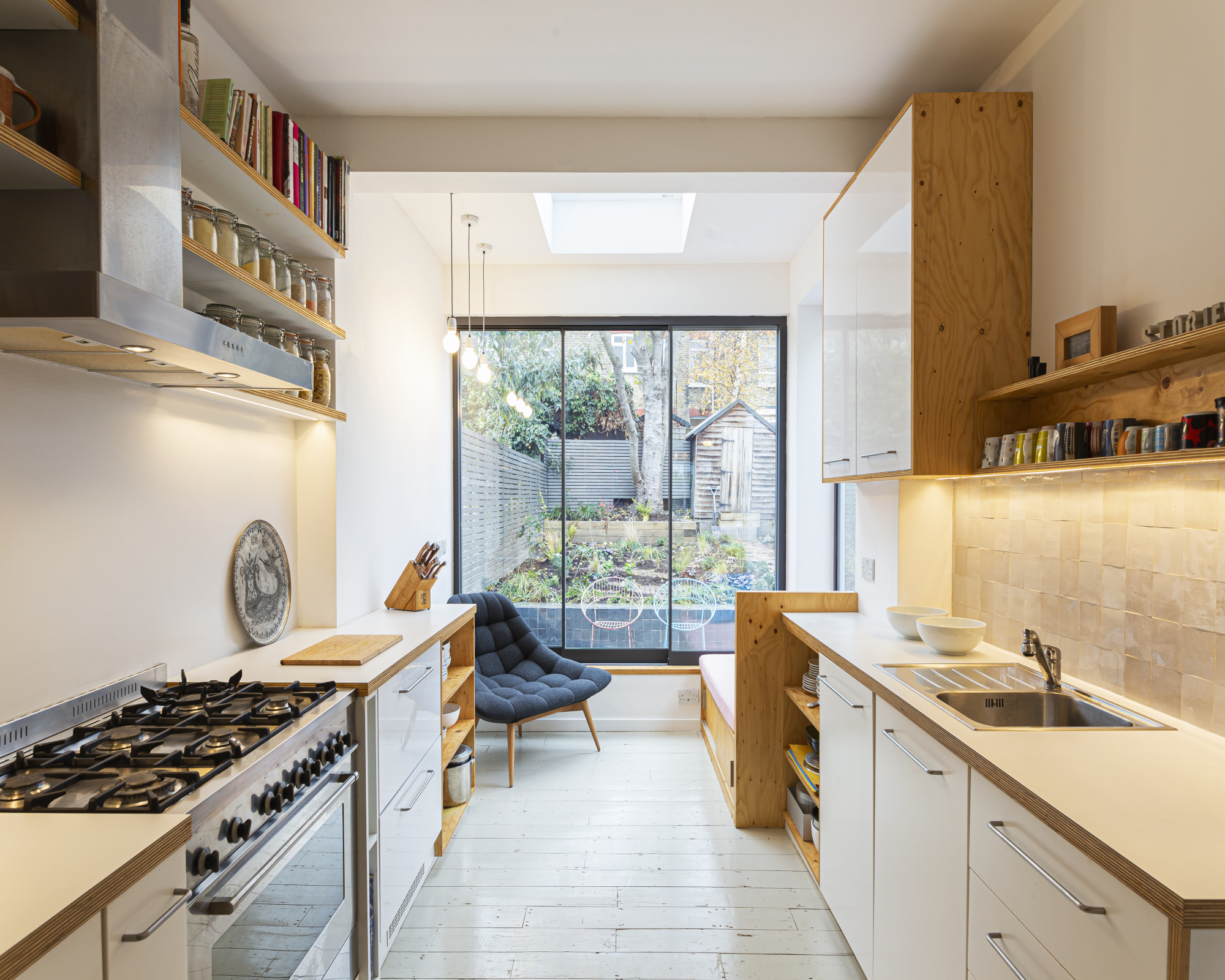 cozinha pequena com piso claro