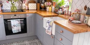 cozinha pequena com piso de cerâmica