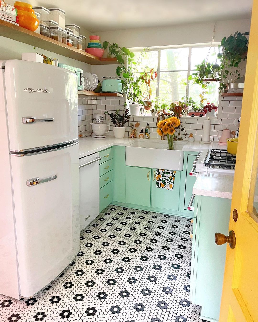 cozinha pequena com piso de mosaico