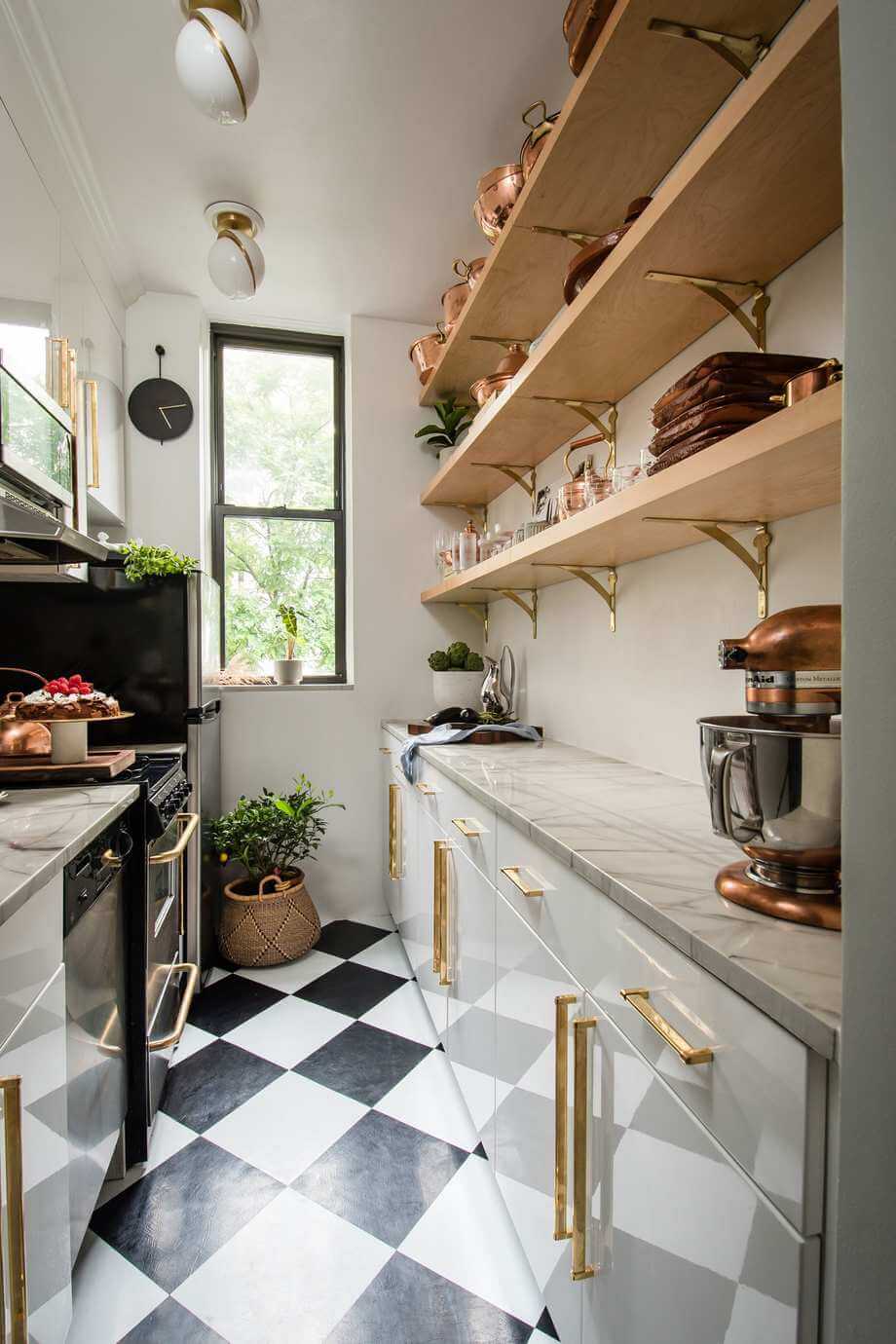 cozinha pequena com piso vinílico
