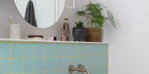 banheiro com azulejos coloridos