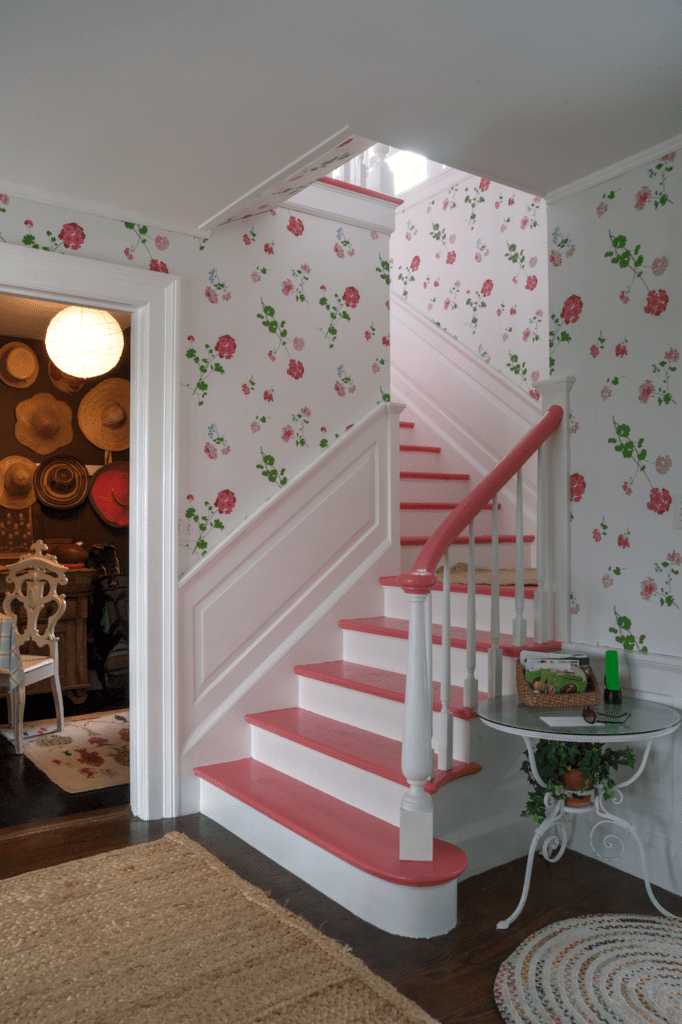 degraus de escada pintados de rosa