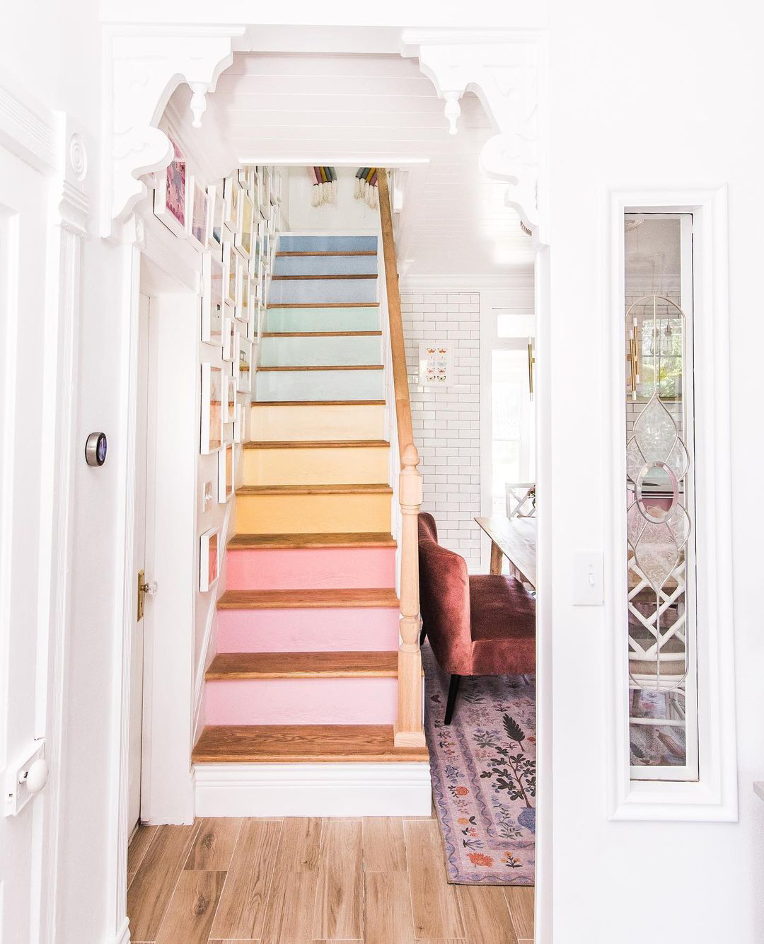 escadas coloridas estilo arco-íris