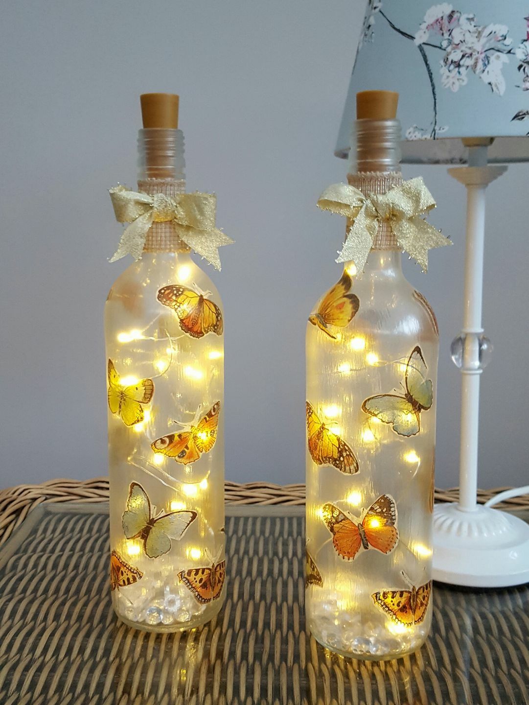 garrafas com cordão de luzes dentro