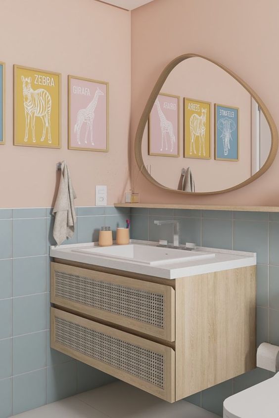 banheiro rosa e azul com madeira