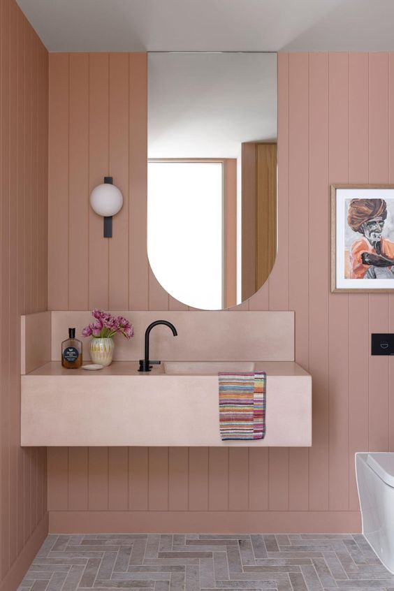 banheiro rosa com metais pretos