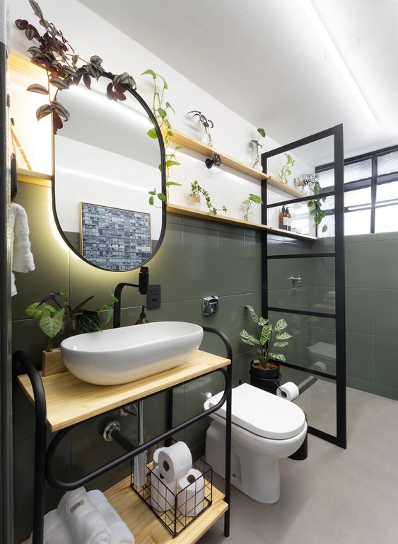 banheiro com azulejos pintados em branco e verde