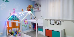 quarto infantil com móveis montessorianos brancos