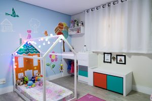 quarto infantil com móveis montessorianos brancos