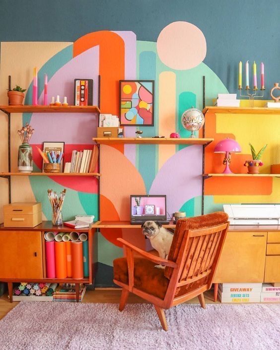 sala colorida com pintura psicodelica