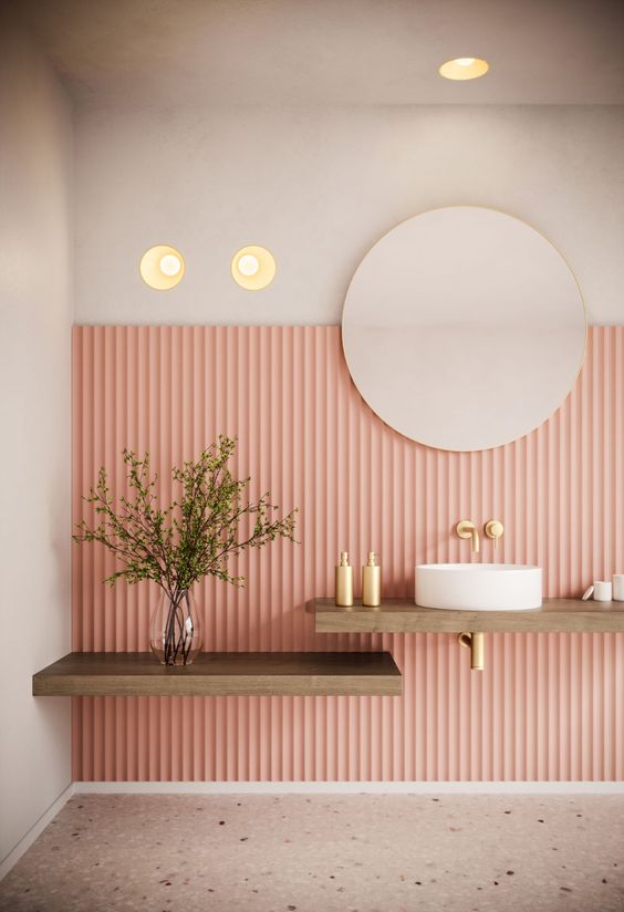 banheiro ripado rosa com metais dourados