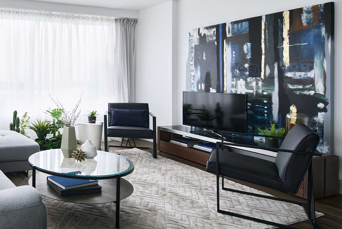 sala de estar com obra de arte atrás de TV como foco