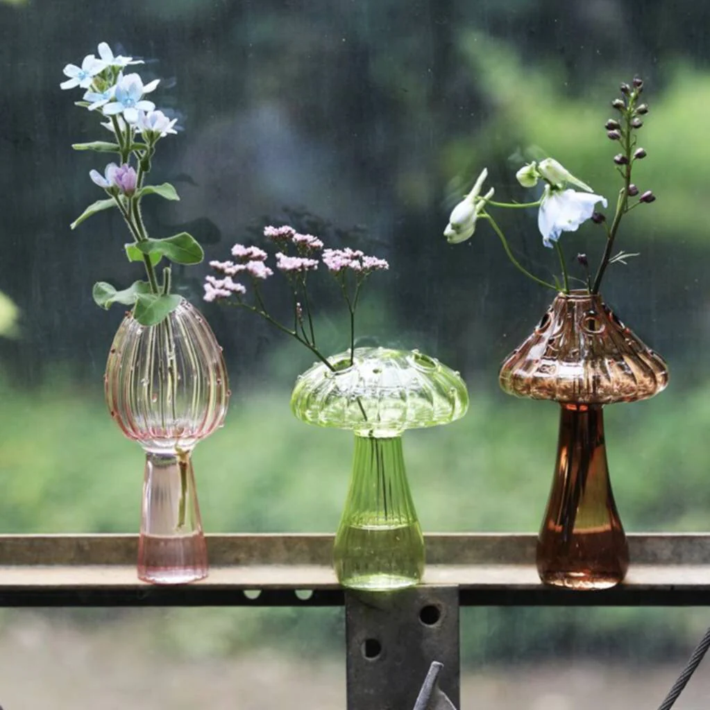 vasos pequenos de vidro em formato de cogumelos