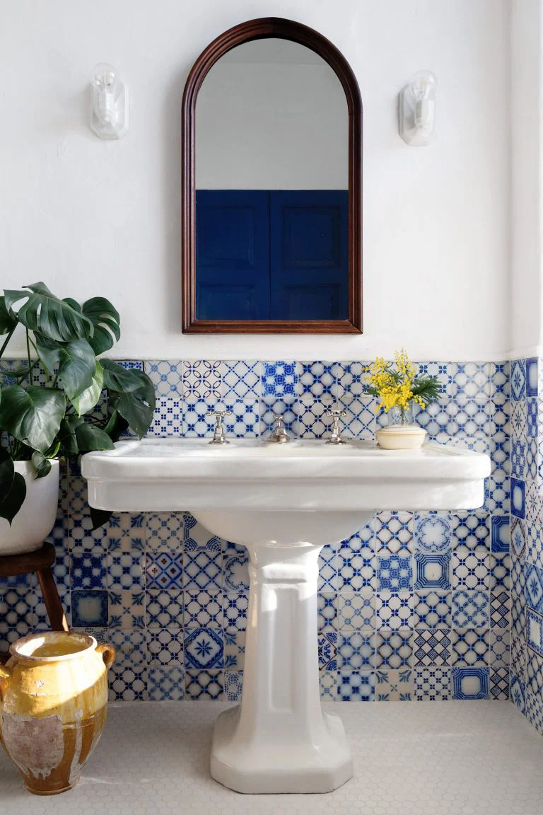 azulejos coloridos como backsplash no banheiro