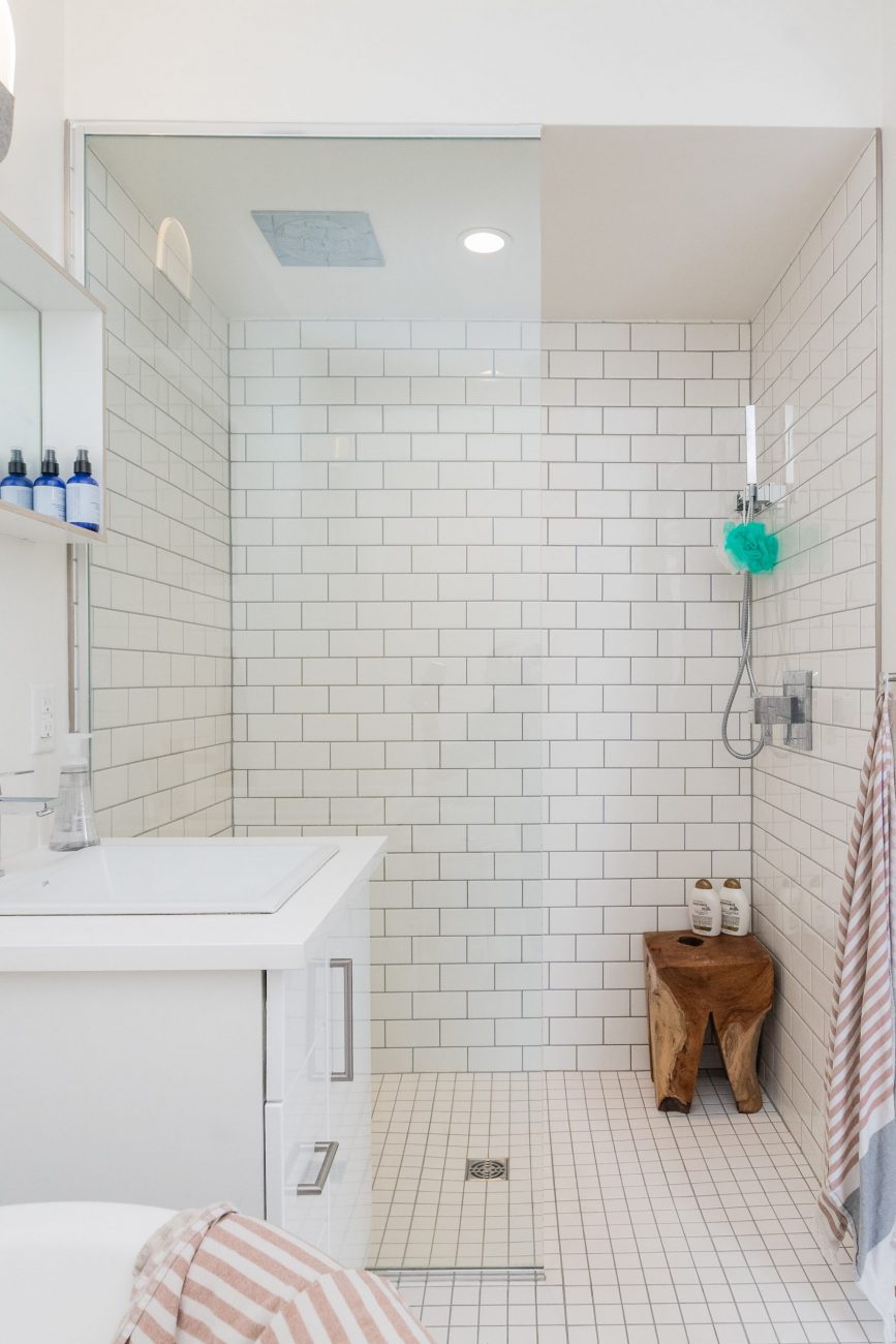banheiro com azulejos sem janelas
