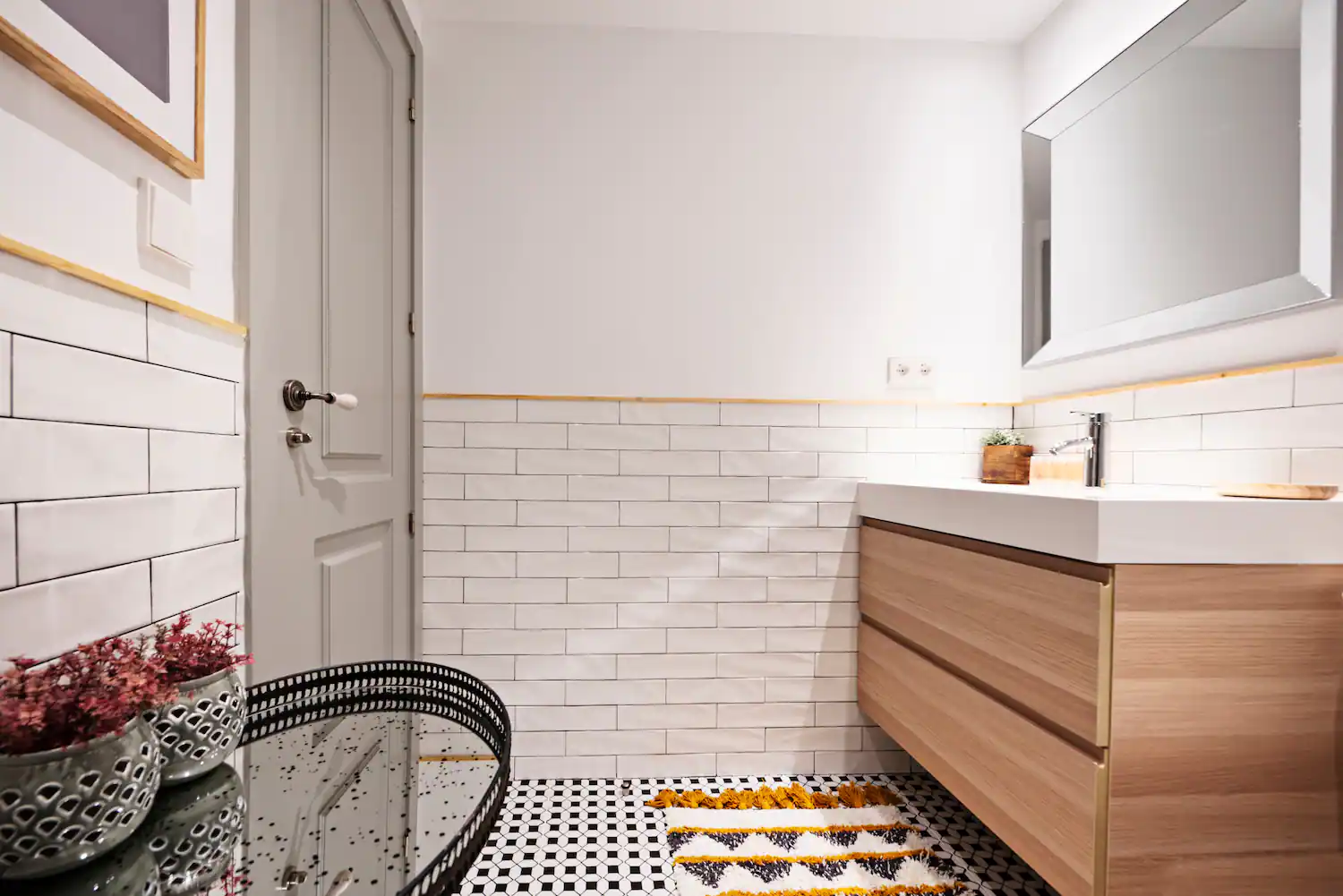 banheiro com backsplash de azulejo de metrô
