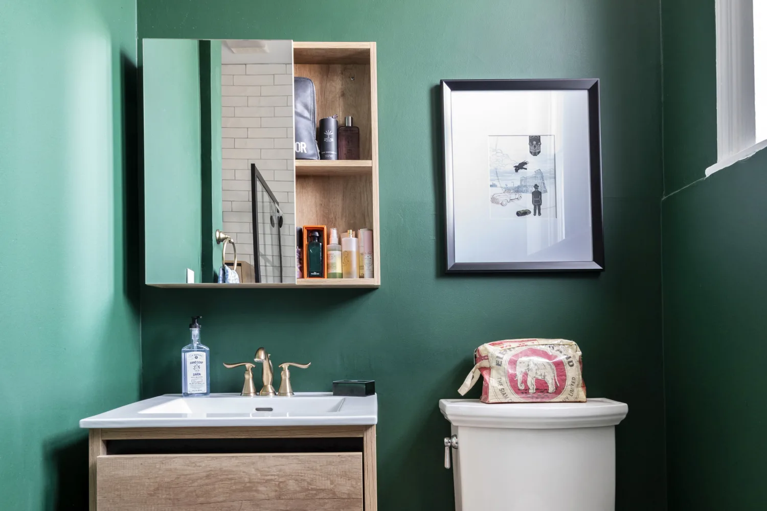 banheiro pequeno pintado de verde