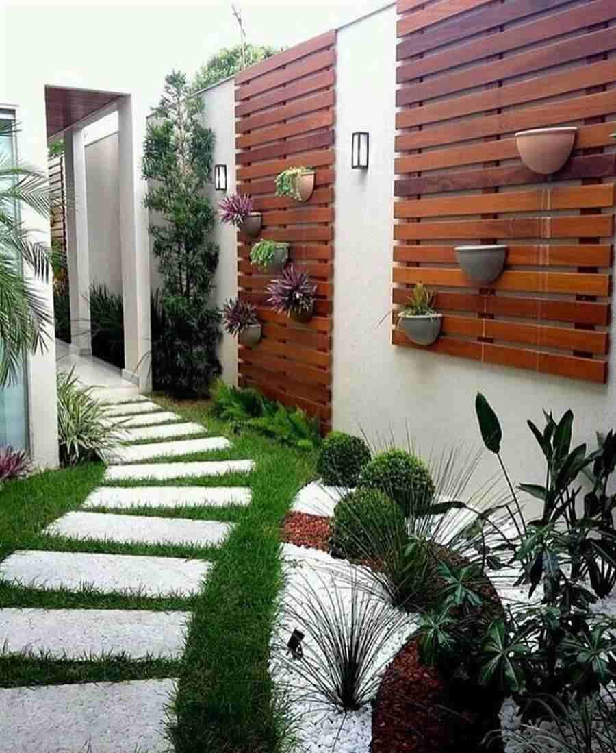 corredor externo da casa com caminho e plantas