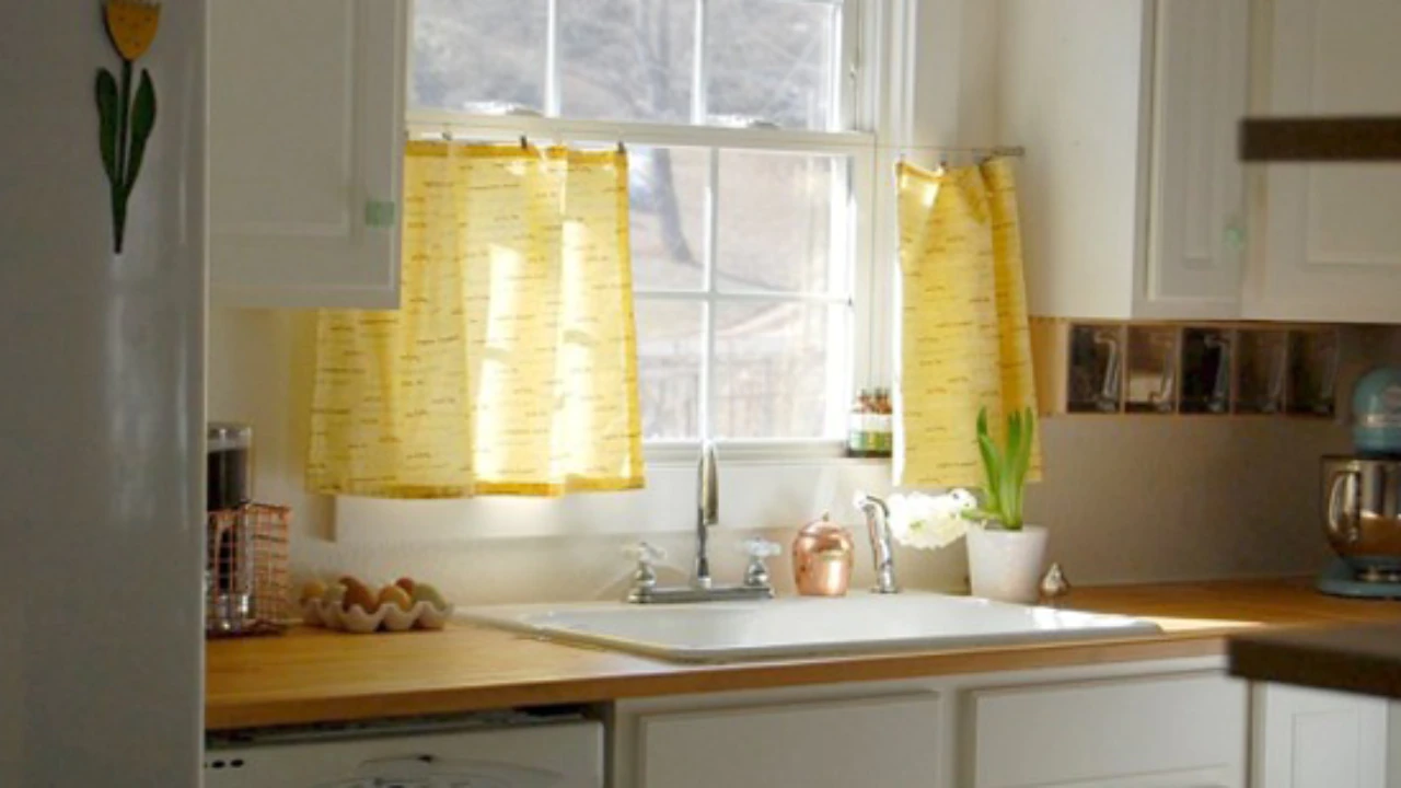 cortinas amarelas em janela de cozinha
