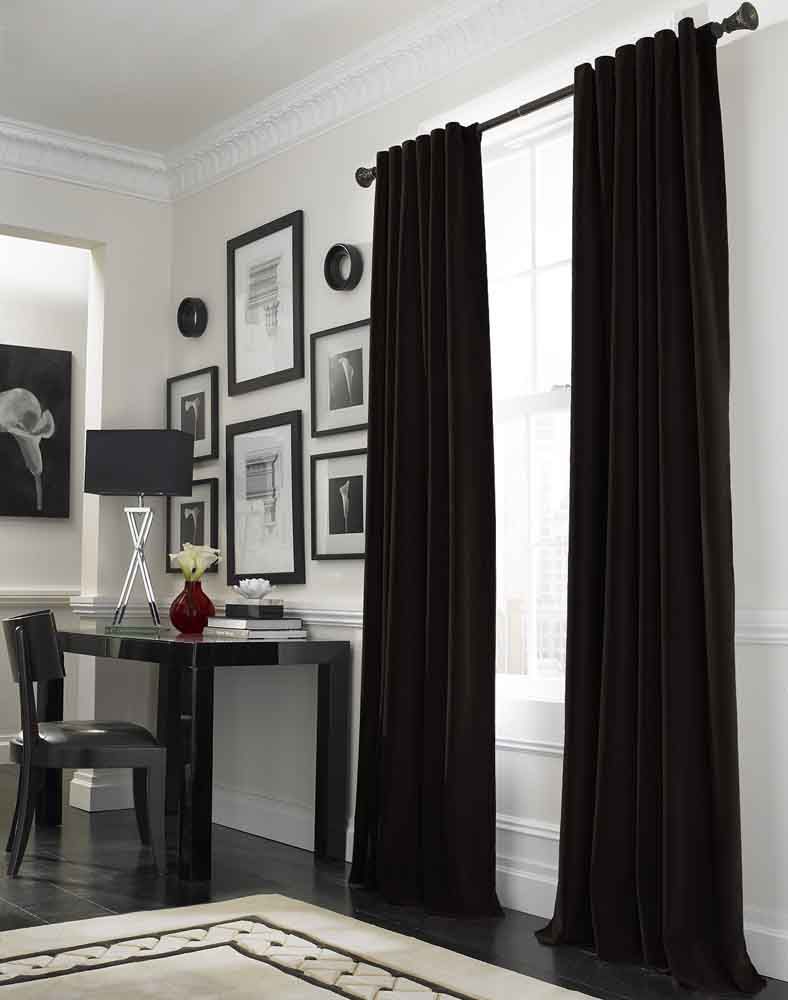 cortinas pretas em sala de estar