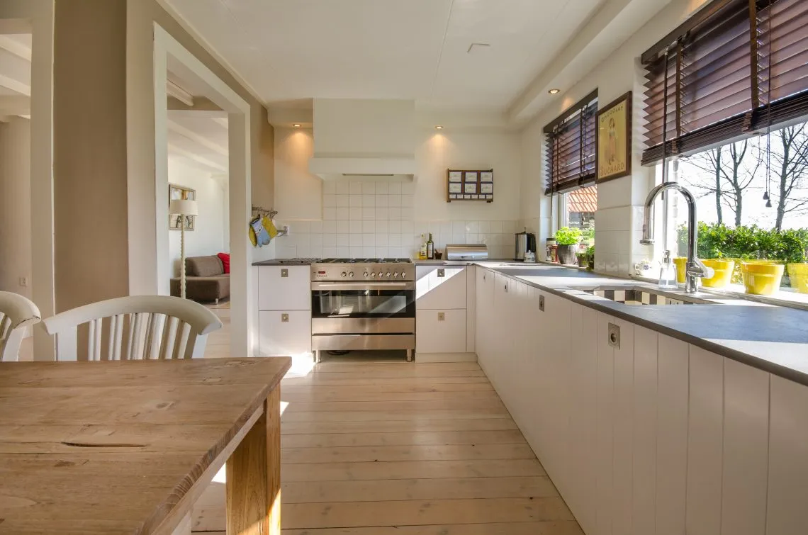 cozinha ampla em estilo minimalista