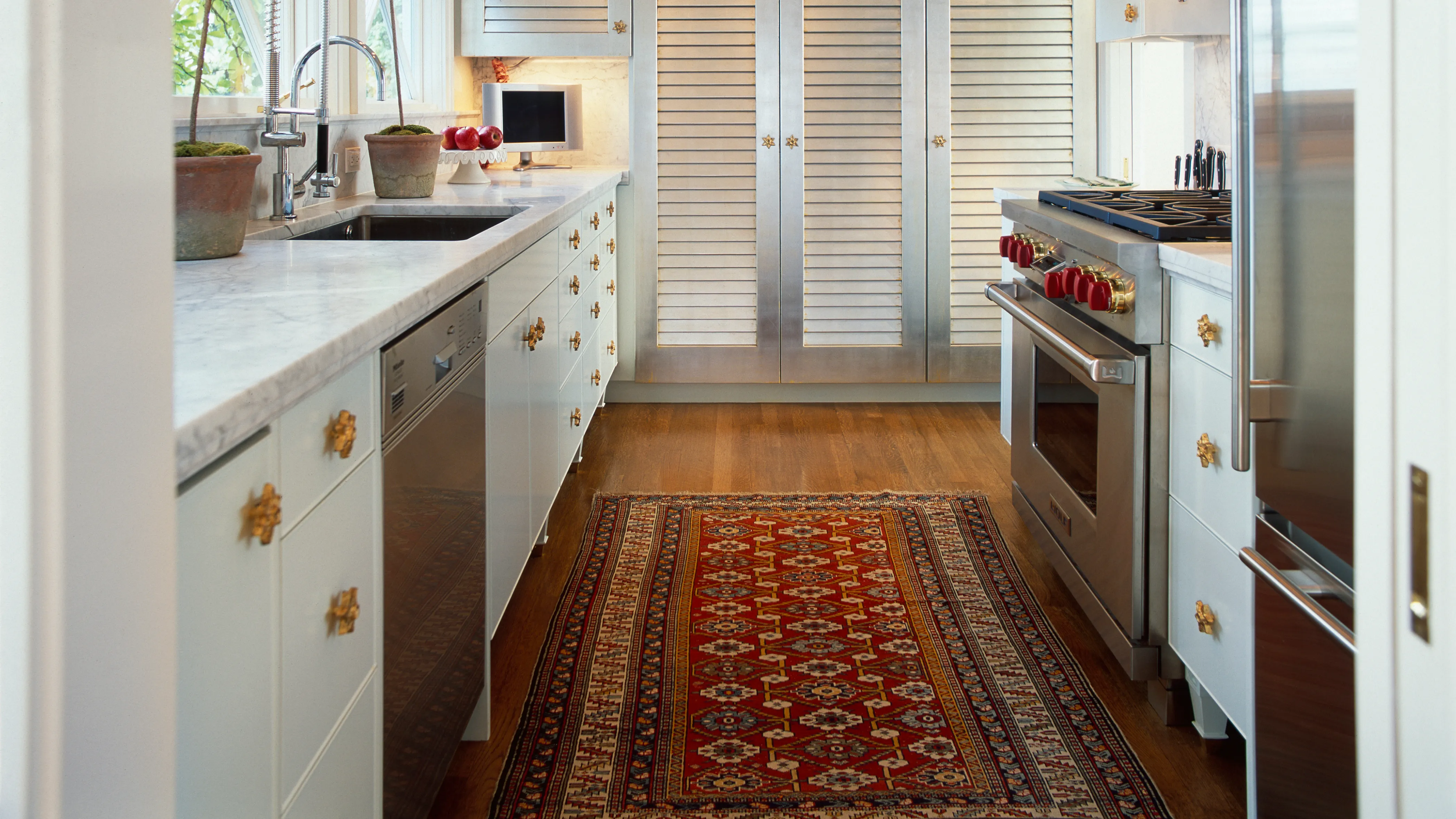 cozinha corredor com tapete estampado
