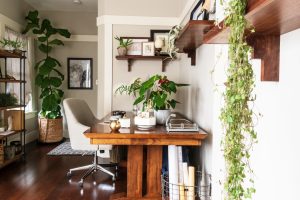 home office neutro com plantas