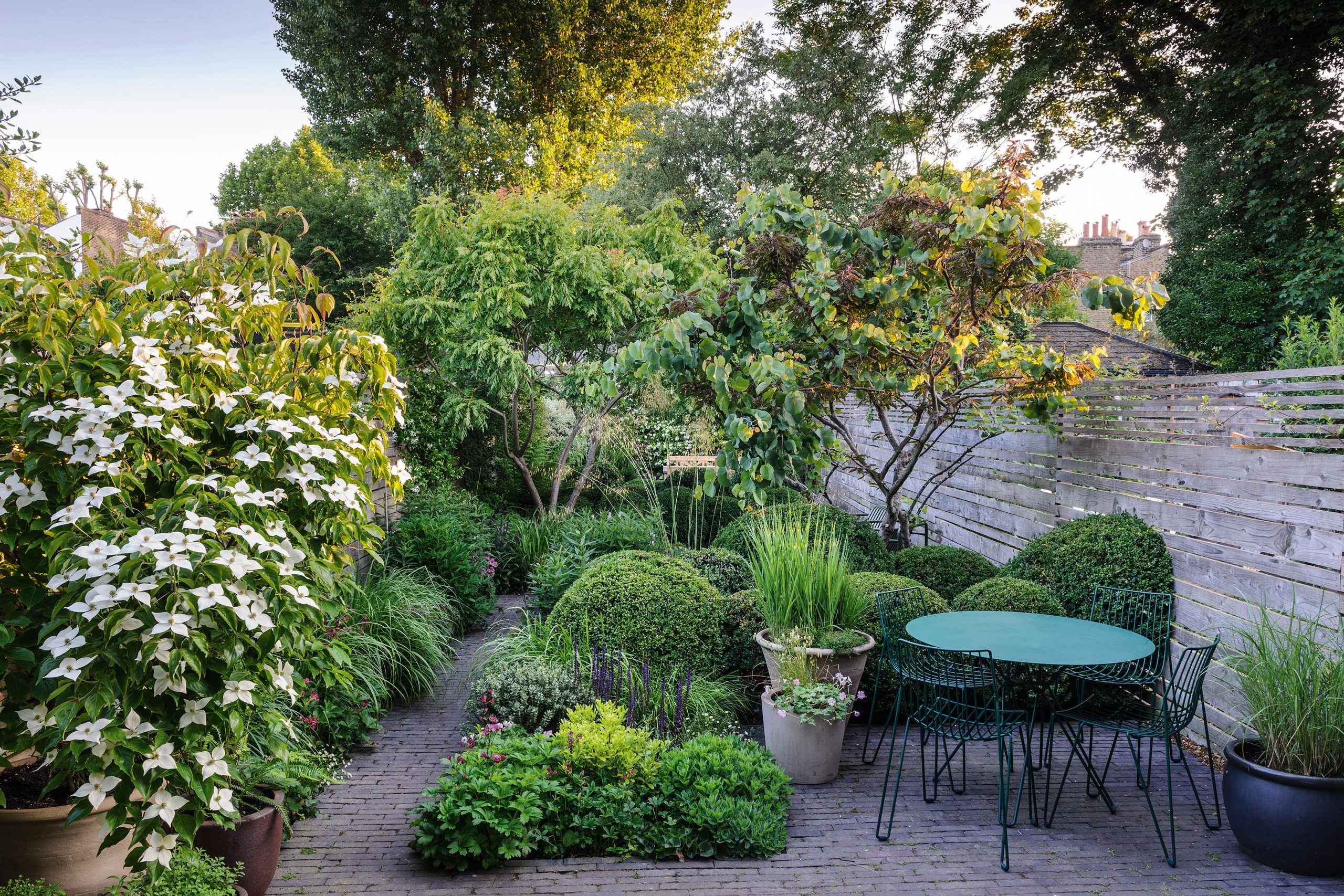 jardim minimalista com plantas e espaço para descanso