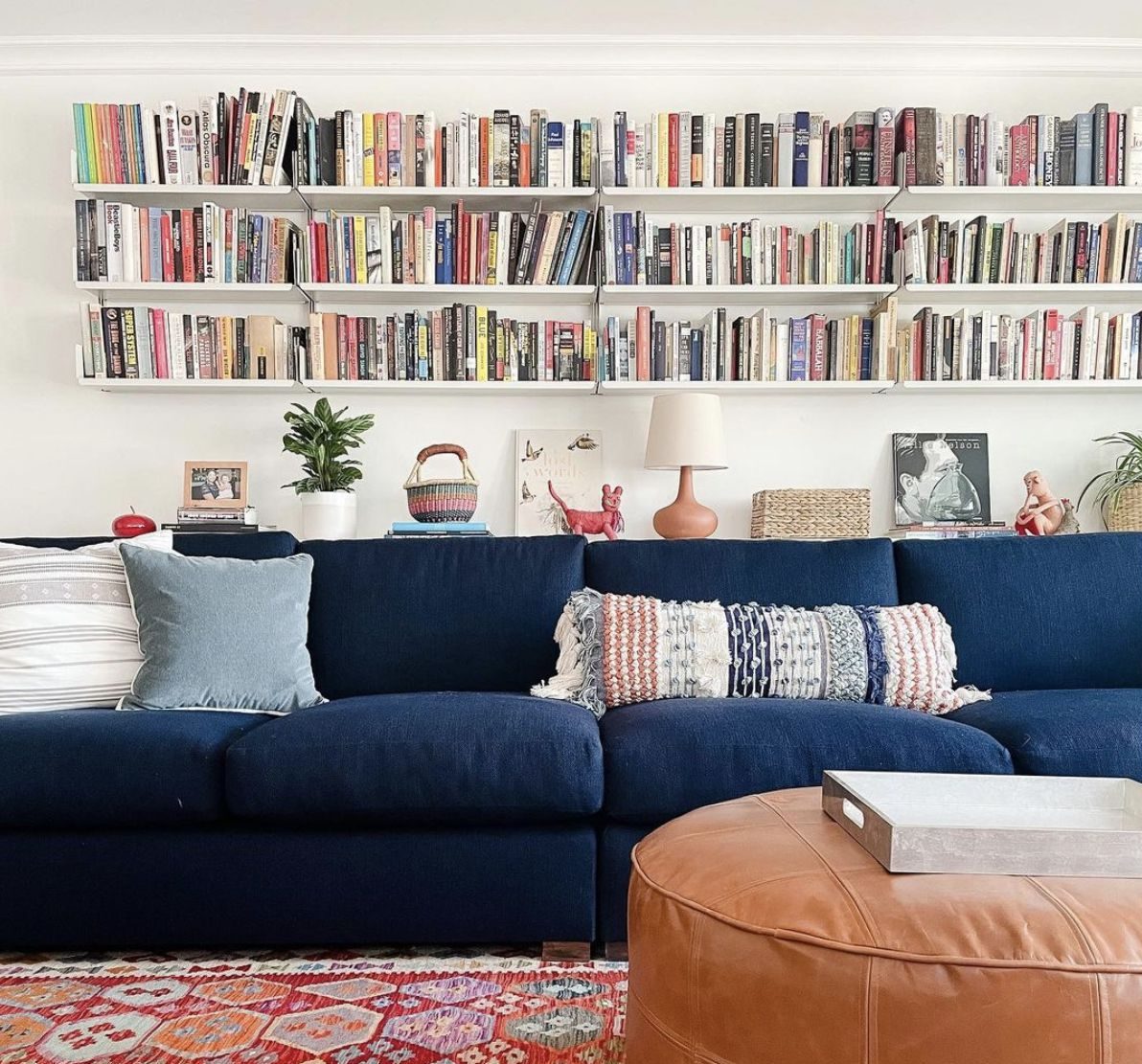 prateleiras de livros em parede atrás do sofá
