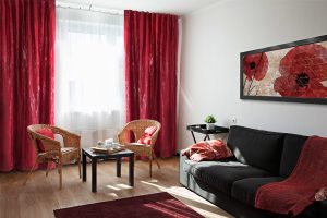 sala de estar com cortinas vermelhas