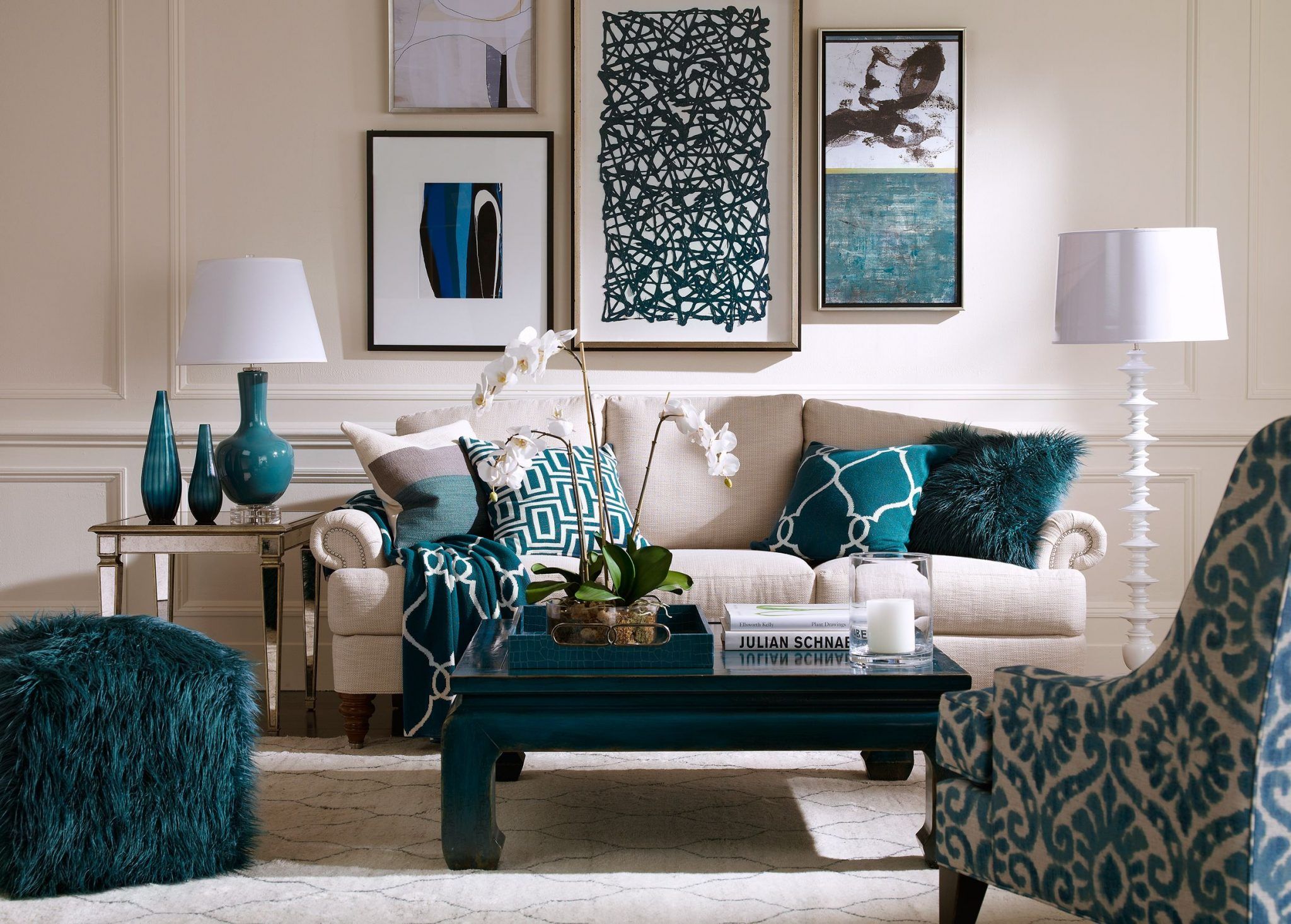 sala de estar com destaques em cor azul-petróleo