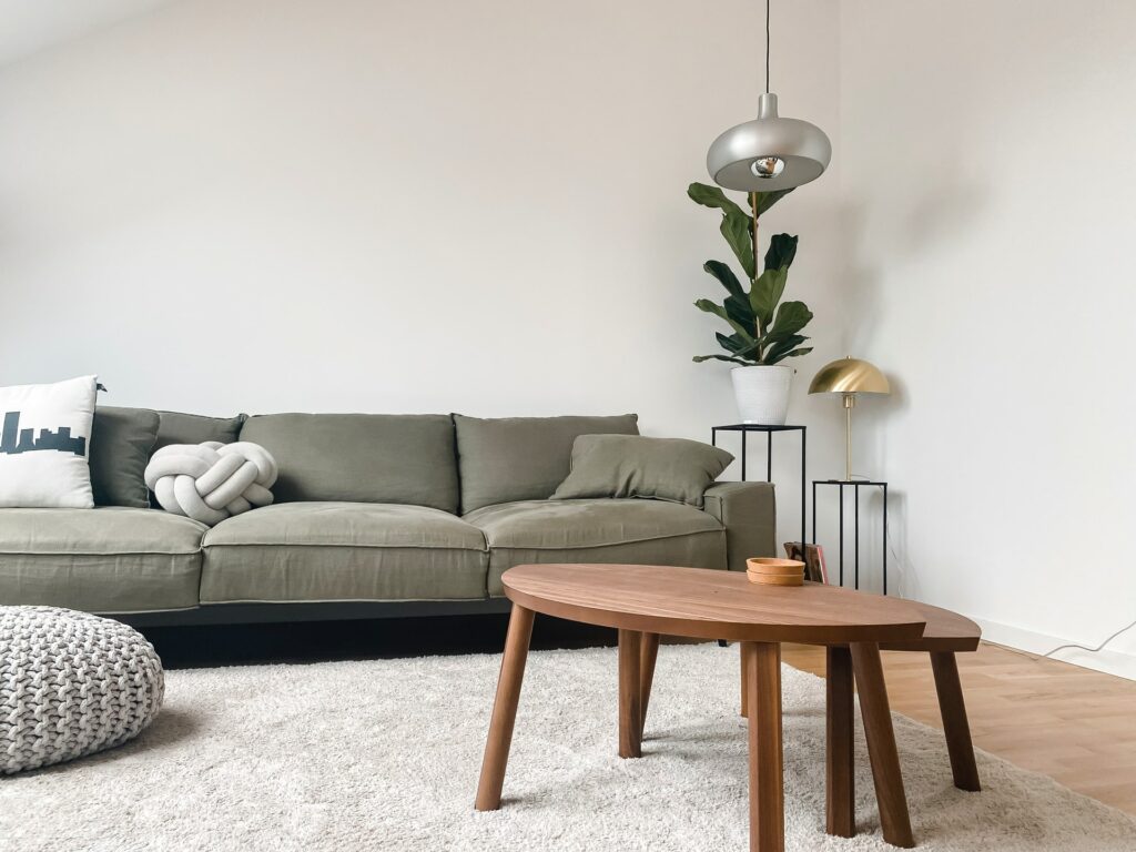 sala de estar com sofá minimalista