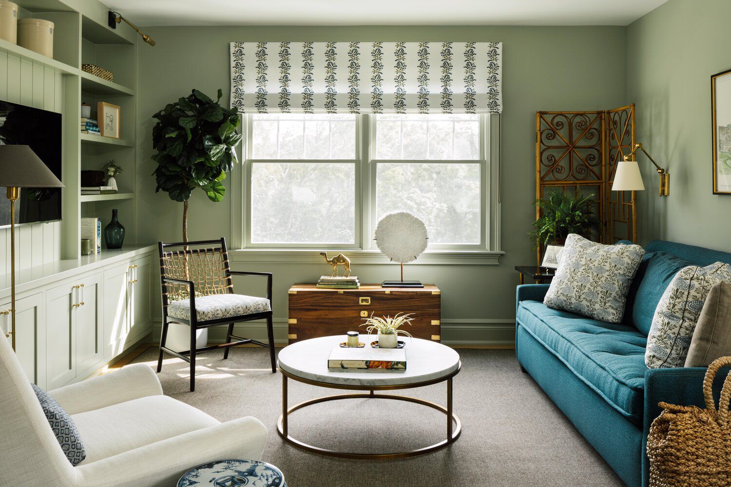 sala de estar com verde-oliva e sofá azul