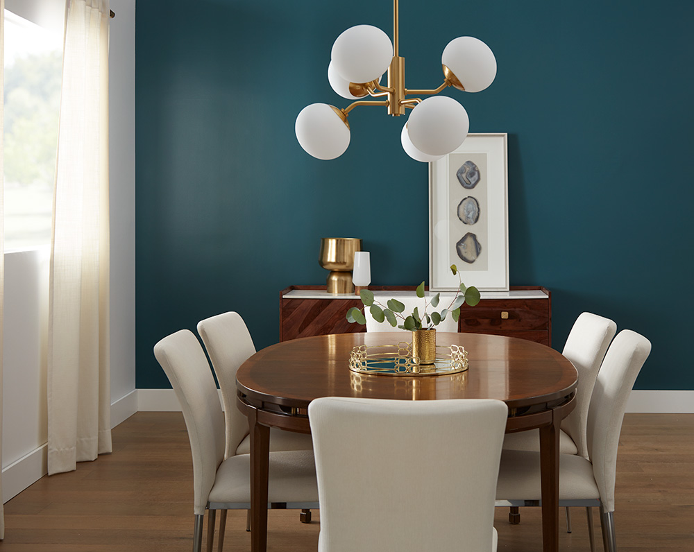 sala de jantar com parede pintada de tom de azul
