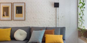 sofa cinza com almofadas coloridas