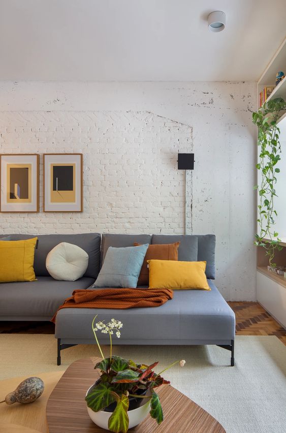 sofa cinza com almofadas coloridas
